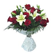 Букет квітів з лілії і троянд