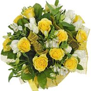 Букет з жовтих і білих троянд а альстромерій