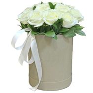 Белые розы в высокой коробке