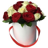 Коробка с красными и белыми розами