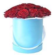 Красные розы в шляпной коробке