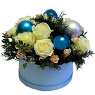 Новогодняя композиция в шляпной коробке из роз
