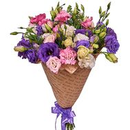 Разноцветные эустомы в крафт бумаге