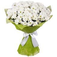 Chamomile chrysanthemums in bouquet