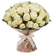 Букет кремовых роз в крафт бумаге