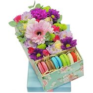 Цветы и макаруны в коробке