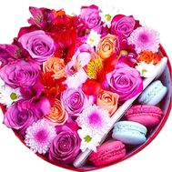 Цветы в коробке с пирожными