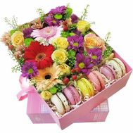 Композиция из цветов и макарунс