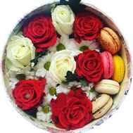 Коробочка цветов с макарунами