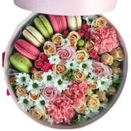 Круглая коробка с цветами и макарунс