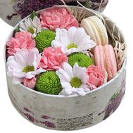 Mini box with flowers and macaroons