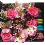 Small box with flowers and macaroons