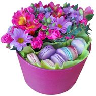 Новомодная коробочка с цветами и макарунами