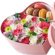 Сердце с цветами и макарунами