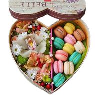 Сердце с орхидеей и макарунами