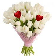 35 белых тюльпанов с сердечками