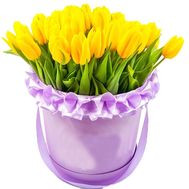 35 желтых тюльпанов в коробке