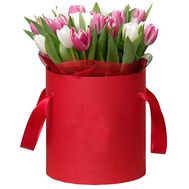 Красивая коробка тюльпанов