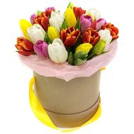 Разноцветные тюльпаны в коробке
