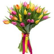 Яркий букет тюльпанов