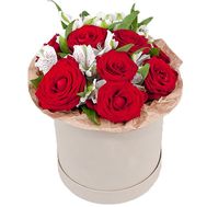 Мини коробка с красными розами и альстромериями