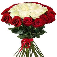 Красно белый букет импортных роз