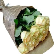 11 кремовых роз в бумаге