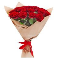 Букет алых роз в бумаге