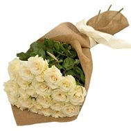 Букет белых роз в оригинальном оформлении