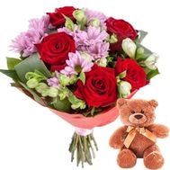 Цветы и плюшевый Мишка