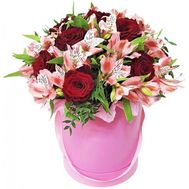 Элегантная коробка цветов из роз и альстромерий