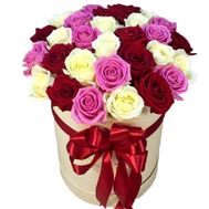 Композиция в коробке из роз разных цветов