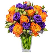 Контрастний букет з троянд і еустом