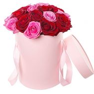 Коробка из красных и розовых роз