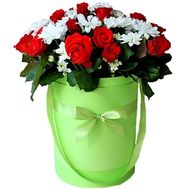 Коробка из роз и хризантем