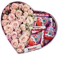 Коробка кустовых роз со сладостями