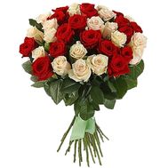 Красные и кремовые розы в очаровательном букете