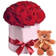 Красные розы в коробке и Мишка