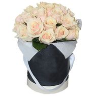 Кремовые розы в круглой коробке