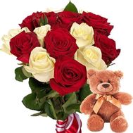 Медведь с букетом роз