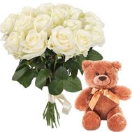 Мишка и букет белых роз