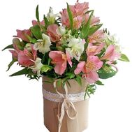 Небольшая коробка с альстромериями