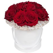 Небольшая коробочка из красных роз