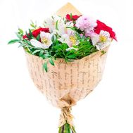 Невеликий букет з троянд, альстромерій і хризантем
