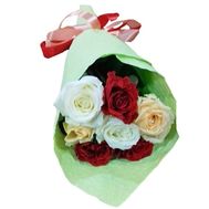 Небольшой милый букет роз