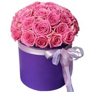 Розовые розы в шляпной коробке