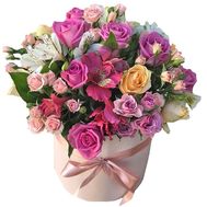 Розы и альстромерии в шляпной коробке