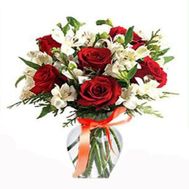 Букет квітів з альстромерій і троянд