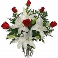 Букет квітів з лілії і троянд