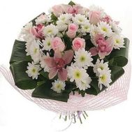 Букет квітів з орхідей, троянд і хризантем